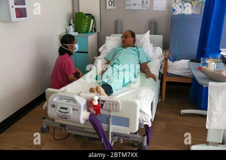 Patient Hitesh Patel spricht mit Doktor Jasmine Gan auf einer Covid-Genesungsstation im Wexham Park Hospital in der Nähe von Slough. Bilddatum: 22/5/2020. Stockfoto