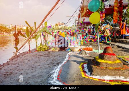 kathmandu, Nepal - November 1,2019: Chhath Puja Festival Festlichkeiten Vorbereitungen in Kamalpokhari in Kathmandu. Stockfoto