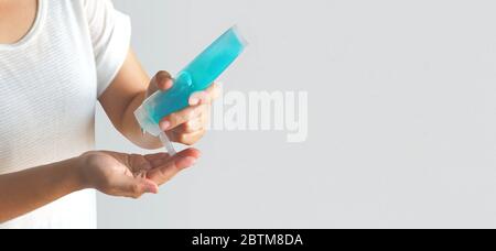 Handdesinfektionsmittel blau Alkohol Gel reiben saubere Hände Hygiene Prävention von Coronavirus-Virus Ausbruch. Stockfoto