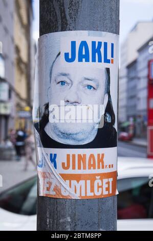 Bleibt Aufkleber vor der Wahl Ladislav Jakl, Senatswahlen 2018 in Prag, Tschechische Republik, auf dem Foto vom 24. Mai 2020. (CTK Photo/Libor Stockfoto