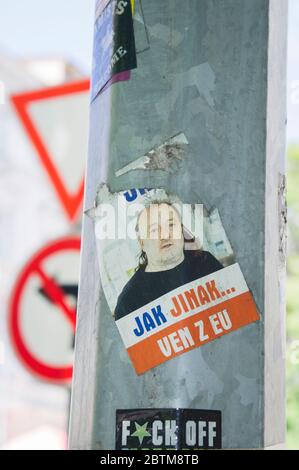 Bleibt Aufkleber vor der Wahl Ladislav Jakl, Senatswahlen 2018 in Prag, Tschechische Republik, auf dem Foto vom 24. Mai 2020. (CTK Photo/Libor Stockfoto