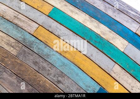 Bunte Holzfliesen. Hintergrund aus farbigem Holz. Blau grün gelb Tapete Textur Stockfoto