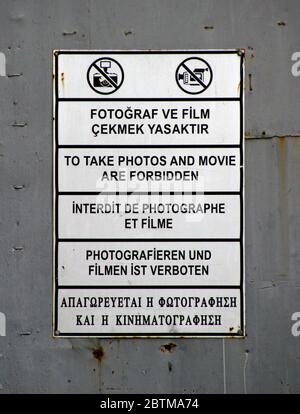 Nikosia, Zypern - 12. Februar 2020: Ein mehrsprachiges Schild an einer Wand, das das Fotografieren oder Filmen verbietet. Stockfoto