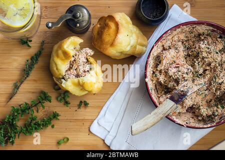 Yorkshire Puddings und eine Schüssel mit einer Aufstrich von Quark mit Kräutern und Kräutern Stockfoto