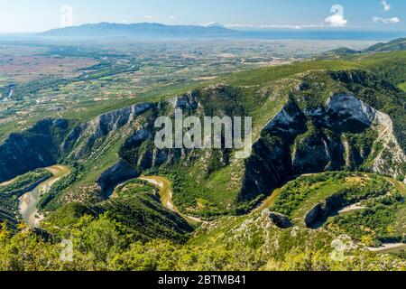 Luftaufnahme des Flusses Nestos in Xanthi, Griechenland. Stockfoto