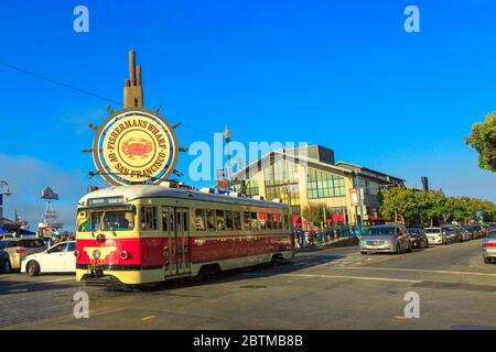 San Francisco, California, USA - 14. August 2016: Oldtimer-Seilbahn von Embarcadero nach Fisherman's Wharf von San Francisco auf der Jefferson Road Stockfoto