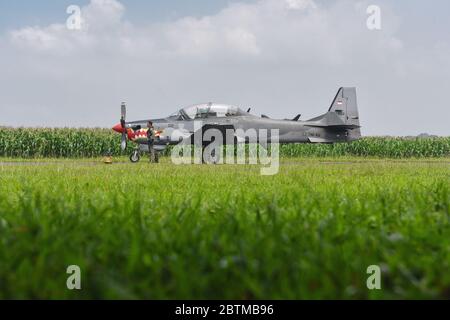 Malang, Ost-Java - Indonesien April 21 2018: Indonesien hat 16 Flugzeuge vom Typ EMB-314 Super Tucano, die die indonesische Regierung 2012 aus Brasilien gekauft hat Stockfoto