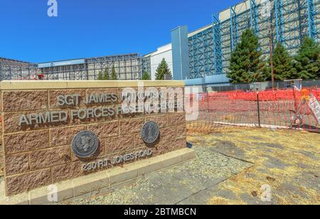 Mountain View, USA - 15. August 2016: Sgt James Witkowski Armed Forces Reserve Center and Memorial, at 230 jones Road. Mit NASA-Gebäude in Stockfoto