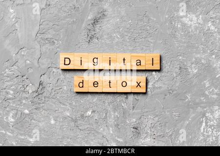 Digital Detox Wort auf Holz Block geschrieben. Digital Detox text auf Tisch, Konzept. Stockfoto