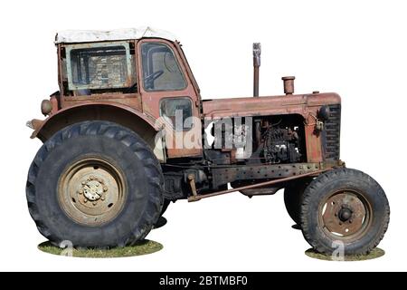 Rostige Seitenansicht Räder eines Vintage-Räder Bauer kein Name Traktor . Isoliert auf weißem Nahaufnahme Stockfoto