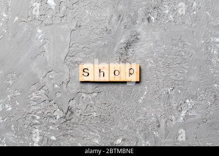 Shop Wort auf Holzblock geschrieben. Shop Text auf Zement Tisch für Ihre Desing, Konzept. Stockfoto