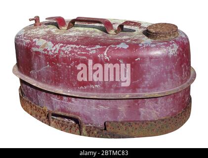 Alte rostige Vintage Metall roten Stahltank für Diesel-Kraftstoff aus landwirtschaftlichen Maschinen isoliert auf weiß. Stockfoto