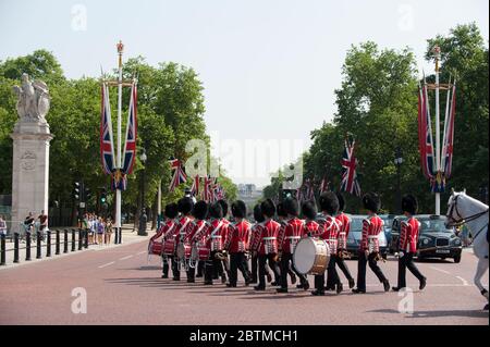 Britische Armee Grenadier Guards Band marschiert auf der Mall im Zentrum von London, Großbritannien Stockfoto