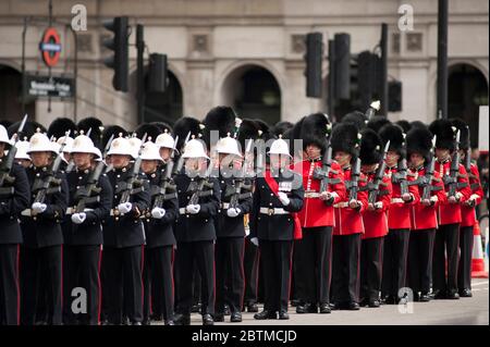 Mai 2013. Die Walisischen Garden und die Royal Marines bilden die Ehrengarde bei der Staatseröffnung des Parlaments im Zentrum Londons, England. Stockfoto