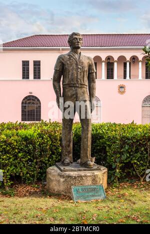 San Juan, Puerto Rico - 29. April 2019: Lebensgroße Bronzestatue 'Al Inmigrante' (der Einwanderer) im alten Teil von San Juan in der Nähe des Kreuzfahrthafens Stockfoto