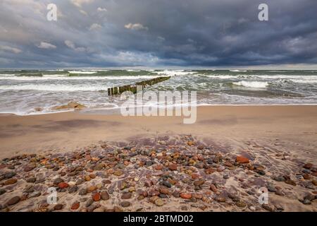 Ostsee an der polnischen Küste mit Wellenbrecher Stockfoto