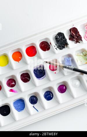 Aquarellfarbe Palette mit bunten hellen Farben in einem Kunststoffbehälter auf einem hellgrauen Hintergrund, kopieren Raum. Stockfoto
