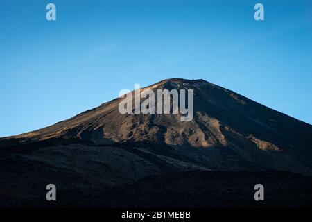 Mount Ngauruhoe bei Sonnenaufgang, von der Spur des Tongariro Alpine Crossing aus gesehen Stockfoto