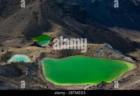 Die grünen smaragdgrünen Seen des Tongariro Alpine Crossing im Winter. Der kleine See ist gefroren. Stockfoto