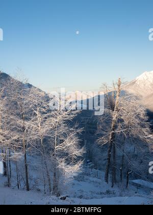 Skifahrer auf dem Sessellift im Skigebiet Rosa Khutor Stockfoto