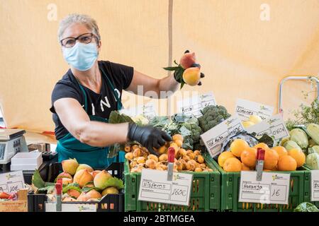 Der lokale Bauernmarkt öffnet nach zehn Wochen der Sperrung, Verkauf von lokal angebautem ökologischem Obst und Gemüse, während Phase zwei der Deeskalation des covid 19, Coronavirus Ausnahmezustand. Playa san Juan, Teneriffa, Kanarische Inseln, Spanien. 27 Mai 2020. Stockfoto