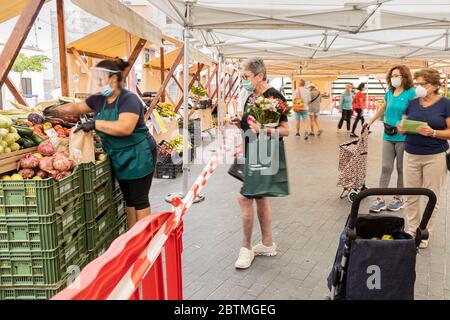 Der lokale Bauernmarkt öffnet nach zehn Wochen der Sperrung, Verkauf von lokal angebautem ökologischem Obst und Gemüse, während Phase zwei der Deeskalation des covid 19, Coronavirus Ausnahmezustand. Playa san Juan, Teneriffa, Kanarische Inseln, Spanien. 27 Mai 2020. Stockfoto