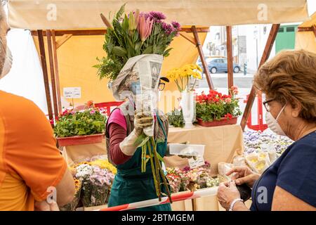 Der lokale Bauernmarkt öffnet nach zehn Wochen der Sperrung, Verkauf von lokal angebautem ökologischem Obst und Gemüse, während Phase zwei der Deeskalation des covid 19, Coronavirus Ausnahmezustand. Playa san Juan, Teneriffa, Kanarische Inseln, Spanien. 27 Mai 2020. Stockfoto