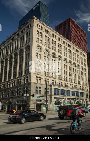 Vertikale Ansicht des Auditorium Building façade in 430 S. Michigan Ave an einem schönen sonnigen Tag, Chicago, Illinois, USA Stockfoto