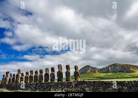 AHU Tongariki moai Plattform mit Blick auf den Steinbruch Stockfoto