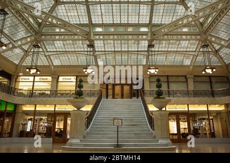 Horizontale Frontalaufnahme der schönen Treppe der Rookery Building Lobby, die 1905 von Frank Lloyd Wright in Chicago, Illinois, USA, renoviert wurde Stockfoto