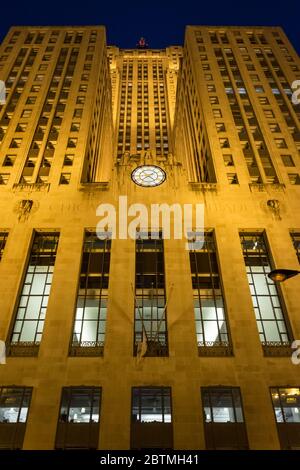 Vertikale Low-Angle-Nachtaufnahme des beleuchteten Chicago Board of Trade façade, Chicago, Illinois, USA Stockfoto