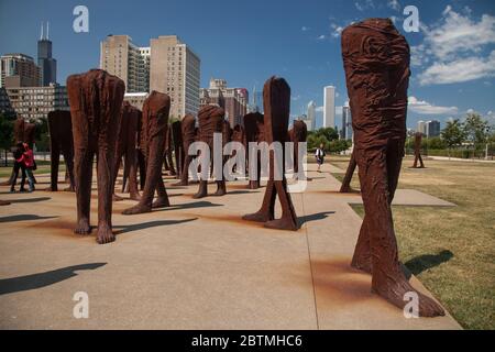 Horizontale Panoramasicht auf die beeindruckende Agora-Skulptur von Magdalena Abakanowicz im Grant Park, Chicago, Illinois, USA Stockfoto