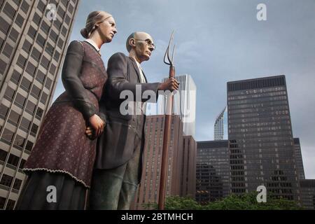 Horizontale Aufnahme von „God Bless America“ Statue von J. Steward Johnson, Zeitausstellung, Pioneer Court, Chicago, Illinois Stockfoto