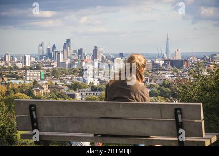 Rückansicht eines Touristen, der die Skyline von London vom Parliament Hill in Hampstead Heath aus betrachtet Stockfoto