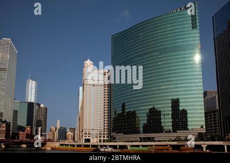 Panoramablick auf einige verankerte Frachtschiffe auf dem Chicago River, Franklin Street Bridge und einige Wolkenkratzer, an einem sonnigen Nachmittag, Chicago, Illinois Stockfoto