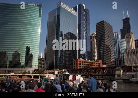 Horizontale Ansicht der Lake Street Bridge und emblematische Wolkenkratzer, wie 333 West Wacker Drive und Willis Tower, an einem sonnigen Nachmittag, Chicago, Illinois Stockfoto