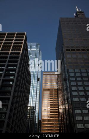 Vertikale Low-Angle-Aufnahme der façade des Willis Tower und anderer Wolkenkratzer am Chicago River mit einem wunderschönen Sonnenuntergang Licht, Chicago, Illinois Stockfoto