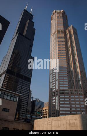 Vertikale Low-Angle-Aufnahme des herrlichen Willis Tower und Metropolitan Club Wolkenkratzern, Chicago, Illinois, USA Stockfoto