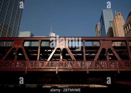 Horizontale Low-Angle-Sonnenuntergangsaufnahme der Wells Street Bridge mit einer Familie, die den Blick auf den Chicago River genießt, Chicago, Illinois, USA Stockfoto