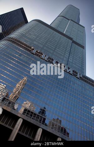 Vertikale Diagonale Low-Angle-Aufnahme des Trump Tower façade bei Sonnenuntergang, Chicago, Illinois, USA Stockfoto