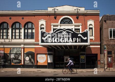 Horizontale Ansicht eines Radfahrers, der am historischen Biograph Theatre (heute Victory Gardens Theatre) vorbeifährt, wo John Dillinger getötet wurde, Chicago Stockfoto