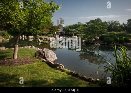 Osaka Japanese Garden (Garden of the Phoenix), mit dem Museum of Science & Industry im Hintergrund, Jackson Park, Hyde Park, Chicago, Illinois Stockfoto