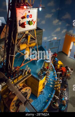 Aufnahme einiger Kinder, die mit Wasser spielen, in der Idea Factory Installation des Museum of Science & Industry, Hyde Park, Chicago, Illinois Stockfoto