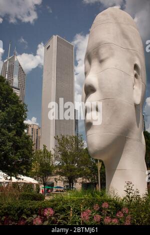 „Looking in my dreams, Awilda“, eine der Skulpturen von Jaume Plensa 1004 Portraits Installation für den Millenium Park 10th Anniversary, Chicago, USA Stockfoto