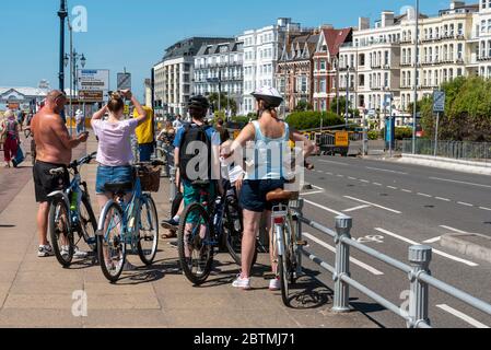 Southsea, Portsmouth, England, Großbritannien. 26 Mai 2020. Radfahrer ignorieren die staatlichen Richtlinien über soziale Distanz nicht 2 Meter auseinander auf der seaf Stockfoto