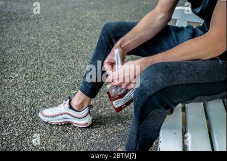 Palace Garden, Den Haag, Niederlande. Dienstag, 26. Mai 2020. Junger männlicher Student Raucher bereitet und raucht ein Joint. © Charles M Vella/Alamy Live Stockfoto