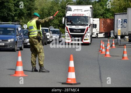 Lanzhot, Tschechische Republik. Mai 2020. Die tschechische und slowakische Polizei und Soldaten kontrollieren am Mittwoch, den 27. Mai 2020, den Grenzübergang Breclav - Kuty zwischen Tschechien und der Slowakei. Tschechen, Ungarn und Slowaken können zwischen den drei Ländern reisen, ohne dass die COVID-19-Negativtests ab Mittwoch, wenn viele Anti-Coronavirus-Maßnahmen aufgehoben werden, vorzulegen sind, wenn sie innerhalb von 48 Stunden in ihre Länder zurückkehren. Quelle: Vaclav Salek/CTK Photo/Alamy Live News Stockfoto