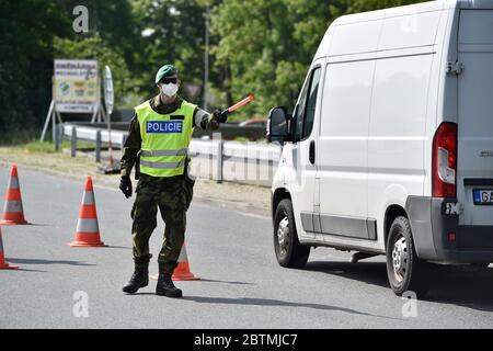 Lanzhot, Tschechische Republik. Mai 2020. Die tschechische und slowakische Polizei und Soldaten kontrollieren am Mittwoch, den 27. Mai 2020, den Grenzübergang Breclav - Kuty zwischen Tschechien und der Slowakei. Tschechen, Ungarn und Slowaken können zwischen den drei Ländern reisen, ohne dass die COVID-19-Negativtests ab Mittwoch, wenn viele Anti-Coronavirus-Maßnahmen aufgehoben werden, vorzulegen sind, wenn sie innerhalb von 48 Stunden in ihre Länder zurückkehren. Quelle: Vaclav Salek/CTK Photo/Alamy Live News Stockfoto