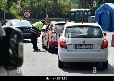 Lanzhot, Tschechische Republik. Mai 2020. Die tschechische und slowakische Polizei und Soldaten kontrollieren am Mittwoch, den 27. Mai 2020, den Grenzübergang Breclav - Kuty zwischen Tschechien und der Slowakei. Tschechen, Ungarn und Slowaken können zwischen den drei Ländern reisen, ohne dass die COVID-19-Negativtests ab Mittwoch, wenn viele Anti-Coronavirus-Maßnahmen aufgehoben werden, vorzulegen sind, wenn sie innerhalb von 48 Stunden in ihre Länder zurückkehren. Quelle: Vaclav Salek/CTK Photo/Alamy Live News Stockfoto