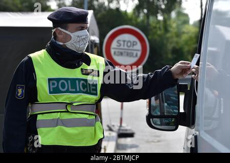 Lanzhot, Tschechische Republik. Mai 2020. Die tschechische und slowakische Polizei und Soldaten kontrollieren am Mittwoch, den 27. Mai 2020, den Grenzübergang Breclav - Kuty zwischen Tschechien und der Slowakei. Tschechen, Ungarn und Slowaken können zwischen den drei Ländern reisen, ohne dass die COVID-19-Negativtests ab Mittwoch, wenn viele Anti-Coronavirus-Maßnahmen aufgehoben werden, vorzulegen sind, wenn sie innerhalb von 48 Stunden in ihre Länder zurückkehren. Quelle: Vaclav Salek/CTK Photo/Alamy Live News Stockfoto